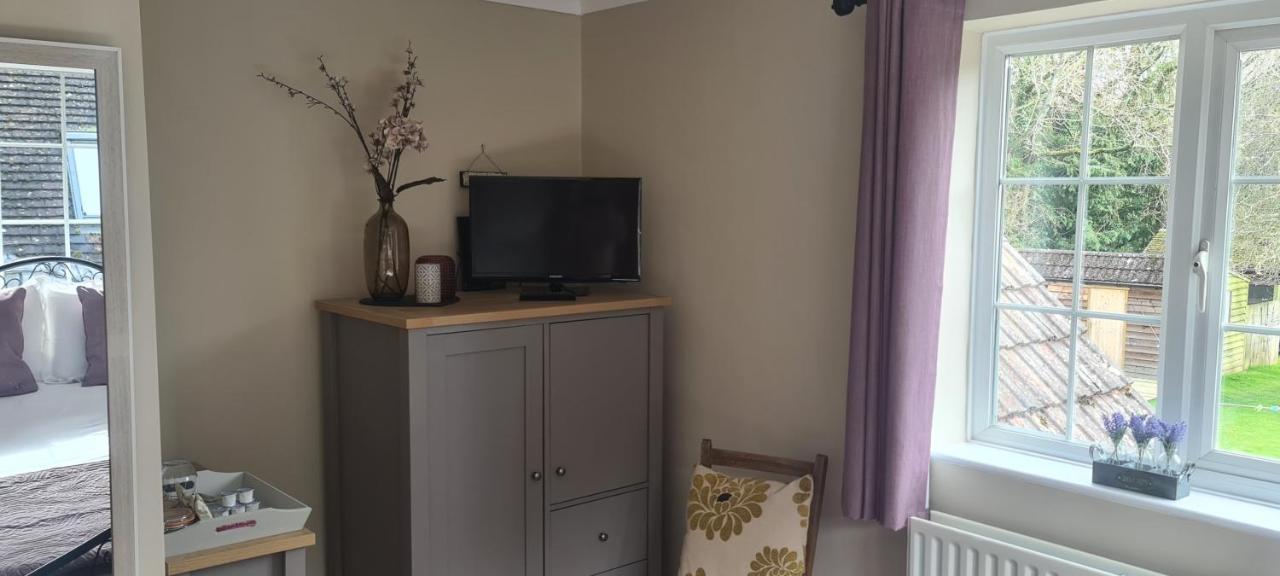 Ha'Penny Acre Bed & Breakfast Sherfield English Eksteriør bilde